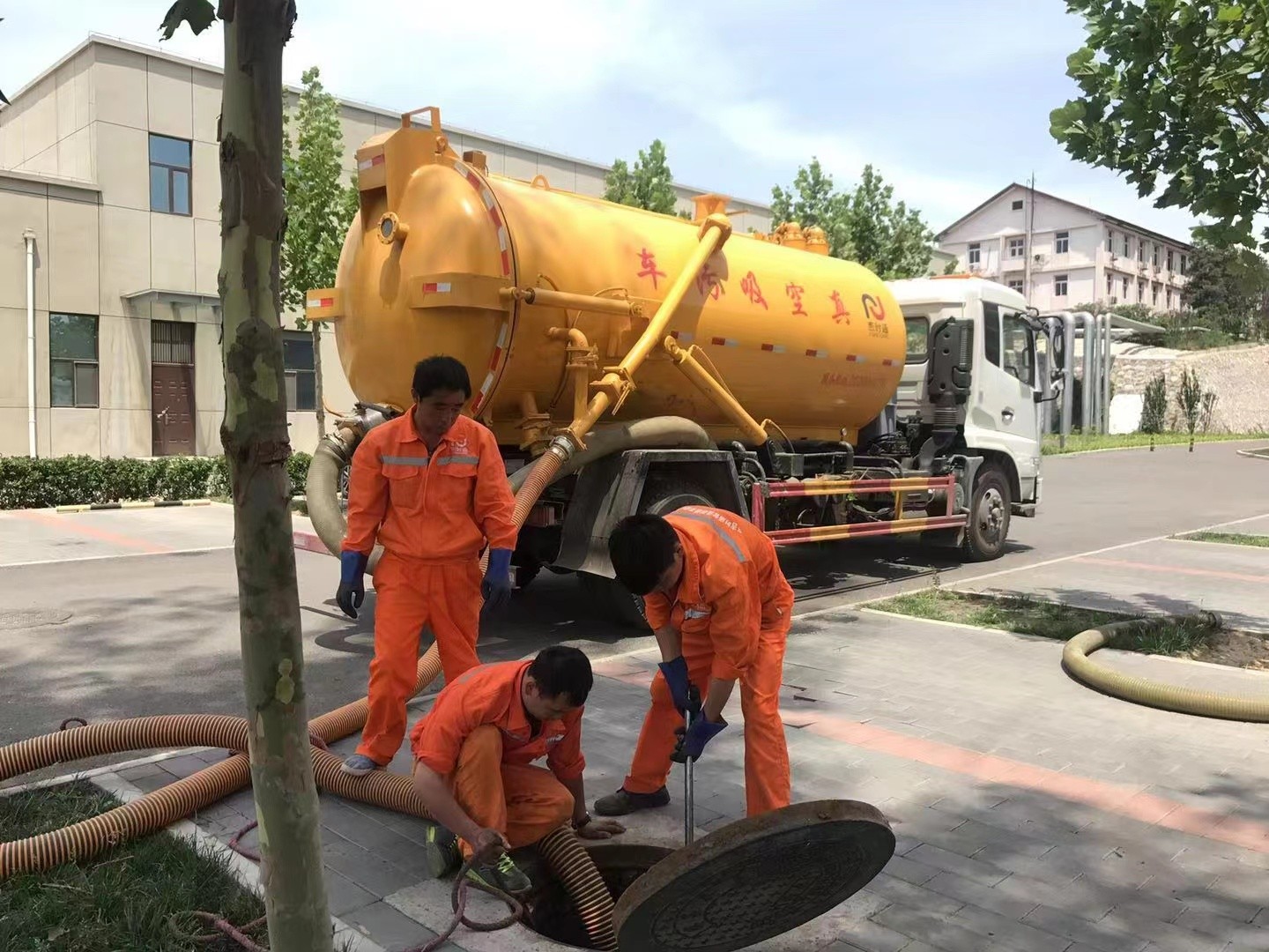 西区化粪池清理与5-8吨吸粪车施工效率分析